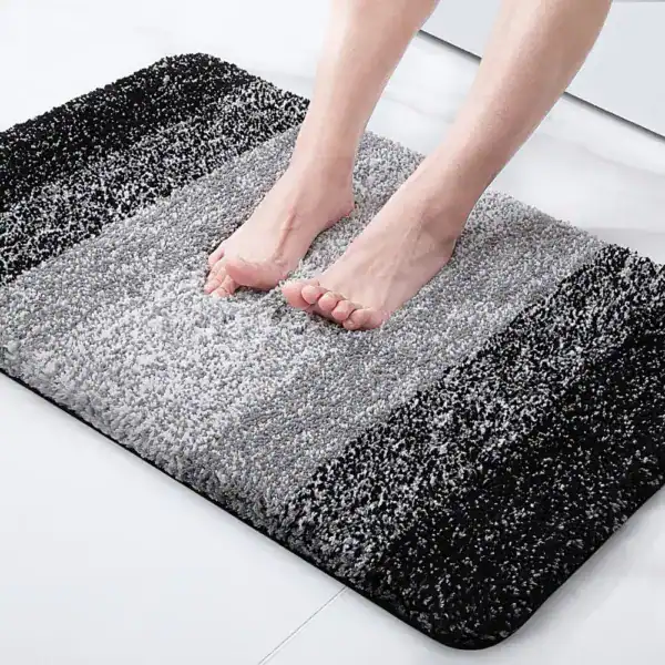 Zwarte badmat groot met grijze strepen, antislip, voor badkamer en douche.