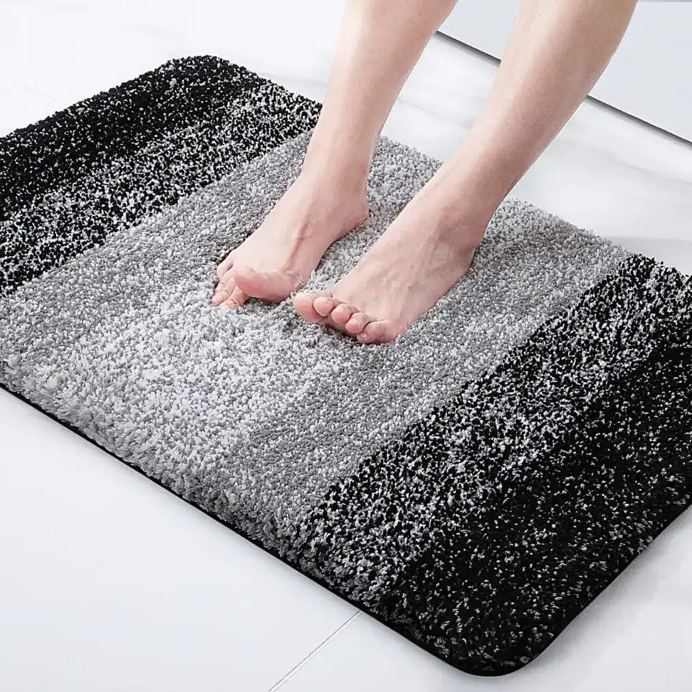 Zwarte badmat groot met grijze strepen, antislip, voor badkamer en douche.